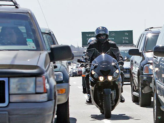 加州或?qū)⒊雠_新法律 規(guī)范摩托車車道界限