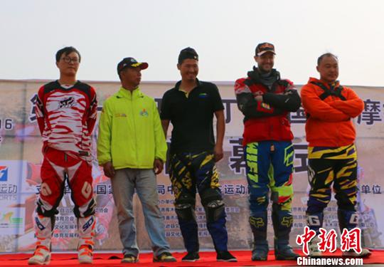 圖為獲得比賽最佳風(fēng)尚獎的選手?！」⒌さ?攝