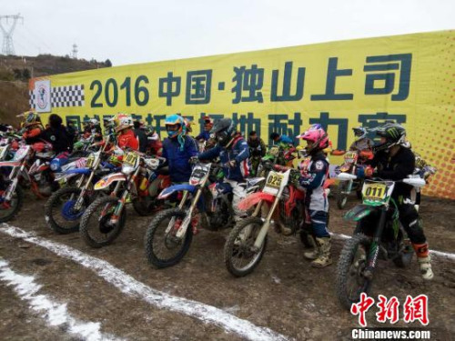 賽車手準(zhǔn)備比賽。　周燕玲 攝