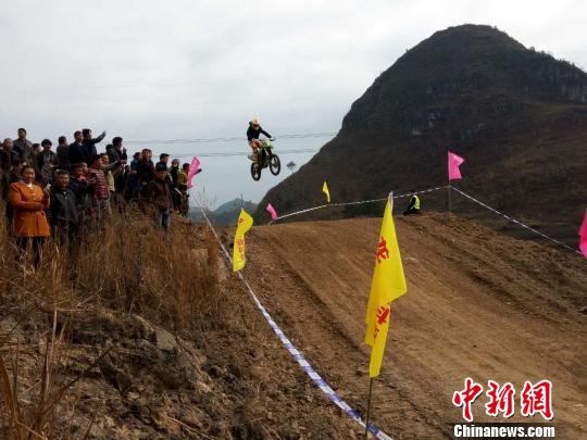 比賽現(xiàn)場(chǎng)?！≈苎嗔帷z