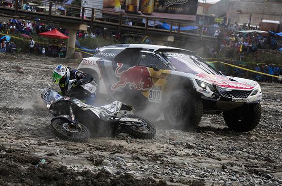 勒布超越摩托車手