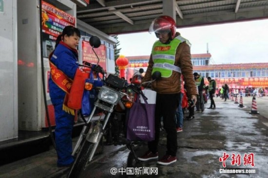 騎摩托返鄉(xiāng)民工：省一百是一百 給孩子買衣服