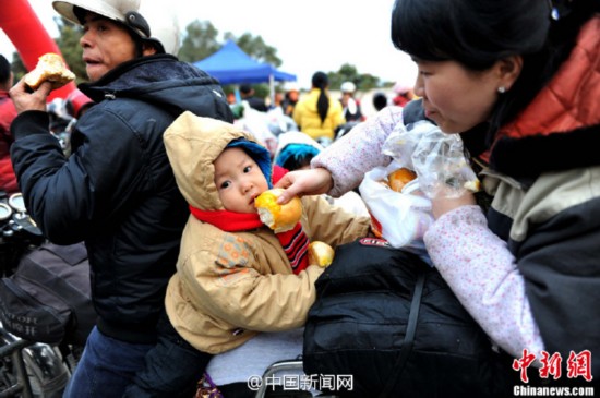 騎摩托返鄉(xiāng)民工：省一百是一百 給孩子買衣服