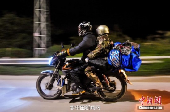 騎摩托返鄉(xiāng)民工：省一百是一百 給孩子買衣服