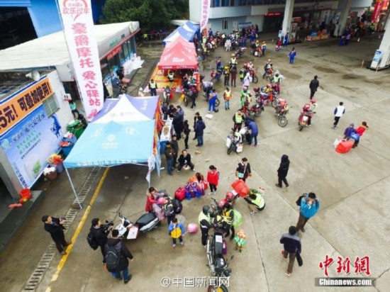 騎摩托返鄉(xiāng)民工：省一百是一百 給孩子買衣服