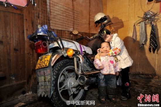 騎摩托返鄉(xiāng)民工：省一百是一百 給孩子買衣服