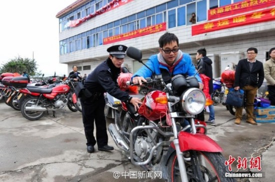 騎摩托返鄉(xiāng)民工：省一百是一百 給孩子買衣服