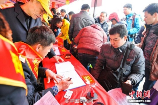 騎摩托返鄉(xiāng)民工：省一百是一百 給孩子買衣服