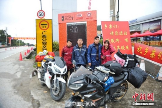 騎摩托返鄉(xiāng)民工：省一百是一百 給孩子買衣服