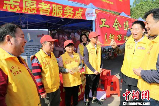 肇慶市總工會現(xiàn)場授予何縣葵夫婦&ldquo;暖流行動&rdquo;先進個人榮譽稱號 岑瑞青 攝
