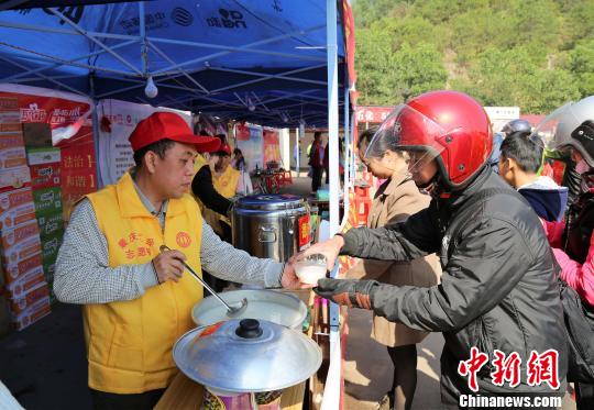何縣葵為返鄉(xiāng)農(nóng)民工送熱粥　岑瑞青　攝