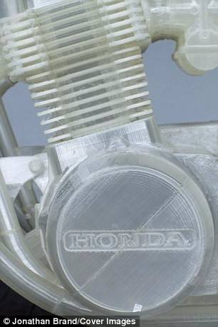 藝術家用3D打印1:1復制本田CB500摩托車