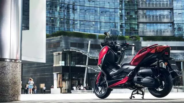 【踏板摩托】MAX新選擇：2018雅馬哈XMAX 125踏板摩托車