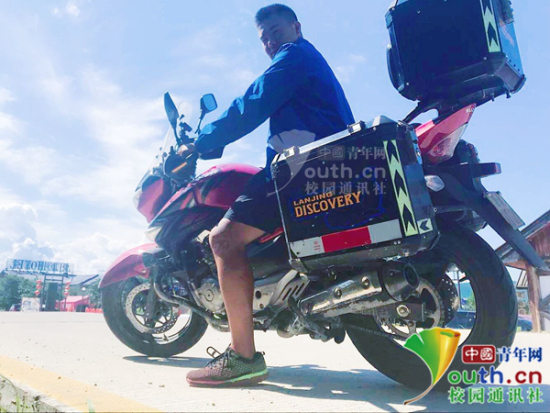  周浩騎行至漠河北極村時的留影。(本人供圖)