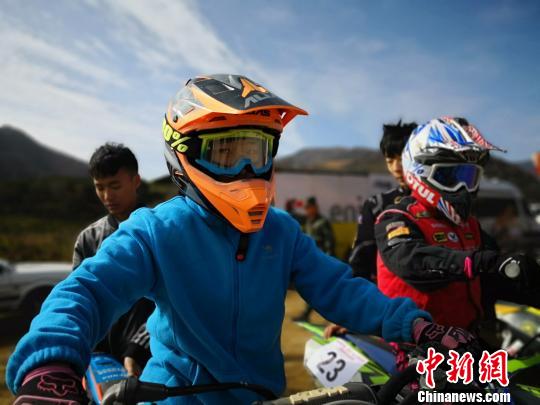 全國(guó)摩托車越野賽：女車手黃土地跨界玩&ldquo;暴力&rdquo;