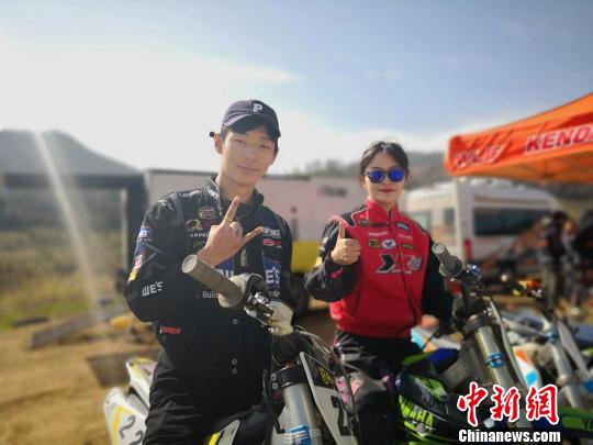 圖為西安女車手趙穎超和男友賽后合影?！∥航ㄜ?攝