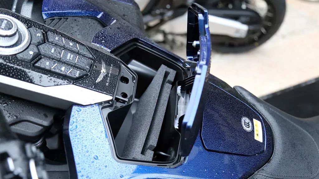 41.8萬(wàn)元起售！這臺(tái)本田摩托車能換一輛寶馬5系，你會(huì)考慮嗎？