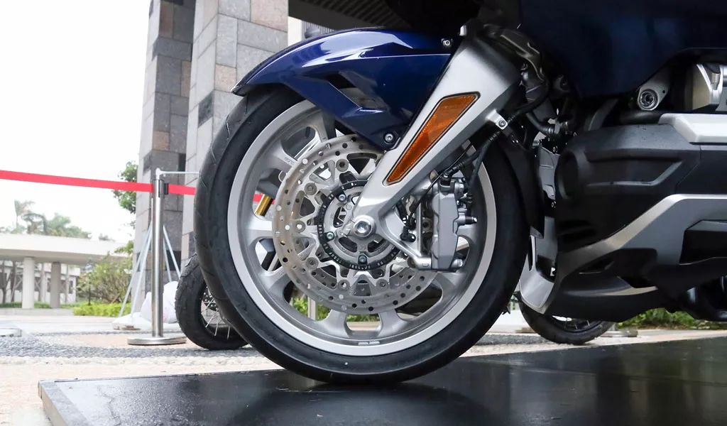 41.8萬(wàn)元起售！這臺(tái)本田摩托車能換一輛寶馬5系，你會(huì)考慮嗎？