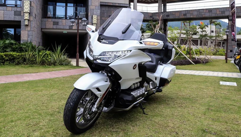 41.8萬(wàn)元起售！這臺(tái)本田摩托車能換一輛寶馬5系，你會(huì)考慮嗎？