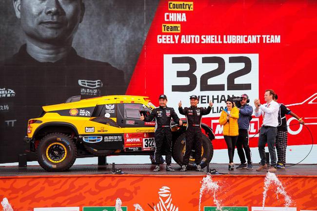 韓魏/廖岷在歡呼聲中駛過(guò)發(fā)車(chē)臺(tái)