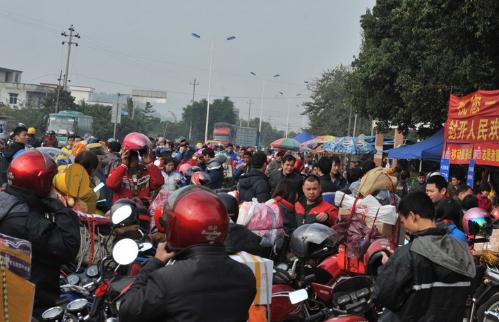 春運(yùn)開始了，摩托大軍將出現(xiàn)！坐火車方便，農(nóng)民工為何要騎車回家