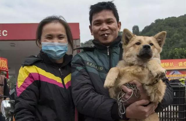 春運(yùn)摩托車大軍中主人給狗狗留個(gè)位置，養(yǎng)十年了，帶它回家過(guò)年