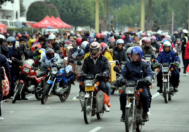 &ldquo;返鄉(xiāng)摩托大軍&rdquo;再現(xiàn)！專家：又不是沒有錢，為啥就不能買輛車？