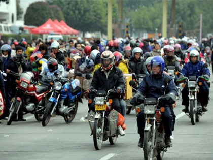 返鄉(xiāng)摩托大軍”再現(xiàn)！專家：又不是沒有錢，為啥就不能買輛車？