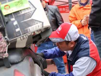 十年返鄉(xiāng)路，無論還有多少人在路上，總有一盞燈為他們而留！