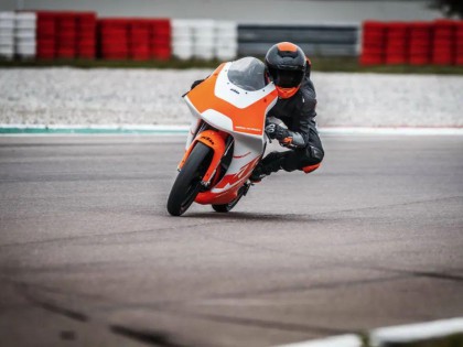 測試中的 KTM RC4R 賽車