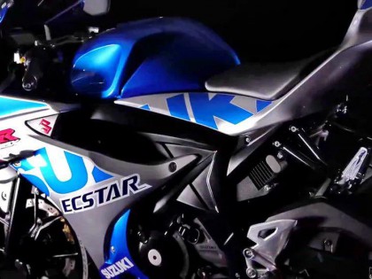 Suzuki 展示一百周年圖案的 GSX-R 和紅色的 Katana