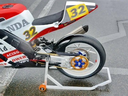 測試中的后單搖臂田達(dá) TDR300 賽車