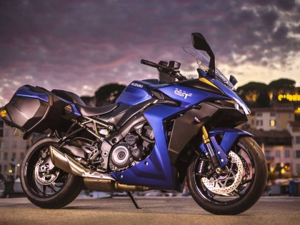 Suzuki 新型運動旅行車 GSX-S1000GT：戶外特寫