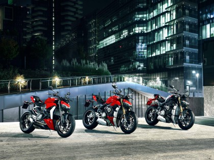 杜卡迪 2022 街霸 V2、V4 SP 戶外特寫