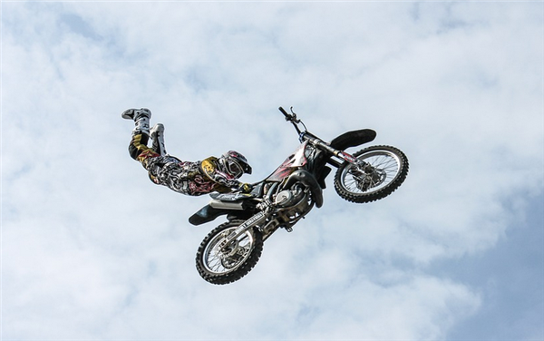 男子騎摩托車在十字路口轉(zhuǎn)圈秀車技 C1駕照直接扣25分