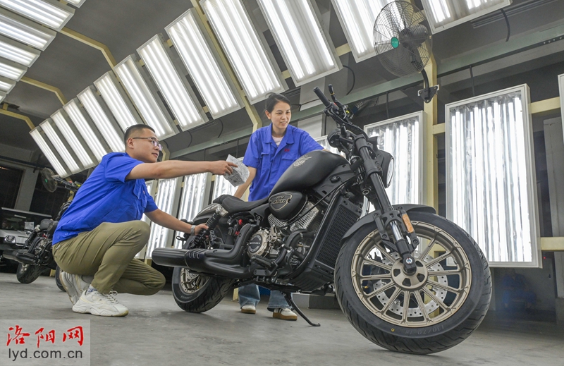 日前，在洛陽北方易初公司內(nèi)，一批新款大陽巡航兩輪摩托車下線