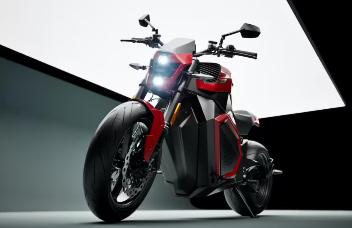 全球首款量產(chǎn)全固態(tài)電池電動摩托車發(fā)布